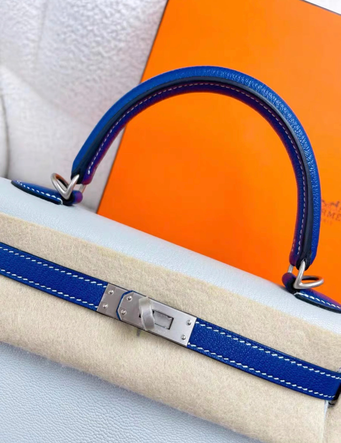 HERMÈS HSS Special Order Kelly 25 handbag in Gris Perle and Blue Saphir Chevre leather with Brushed Palladium hardware