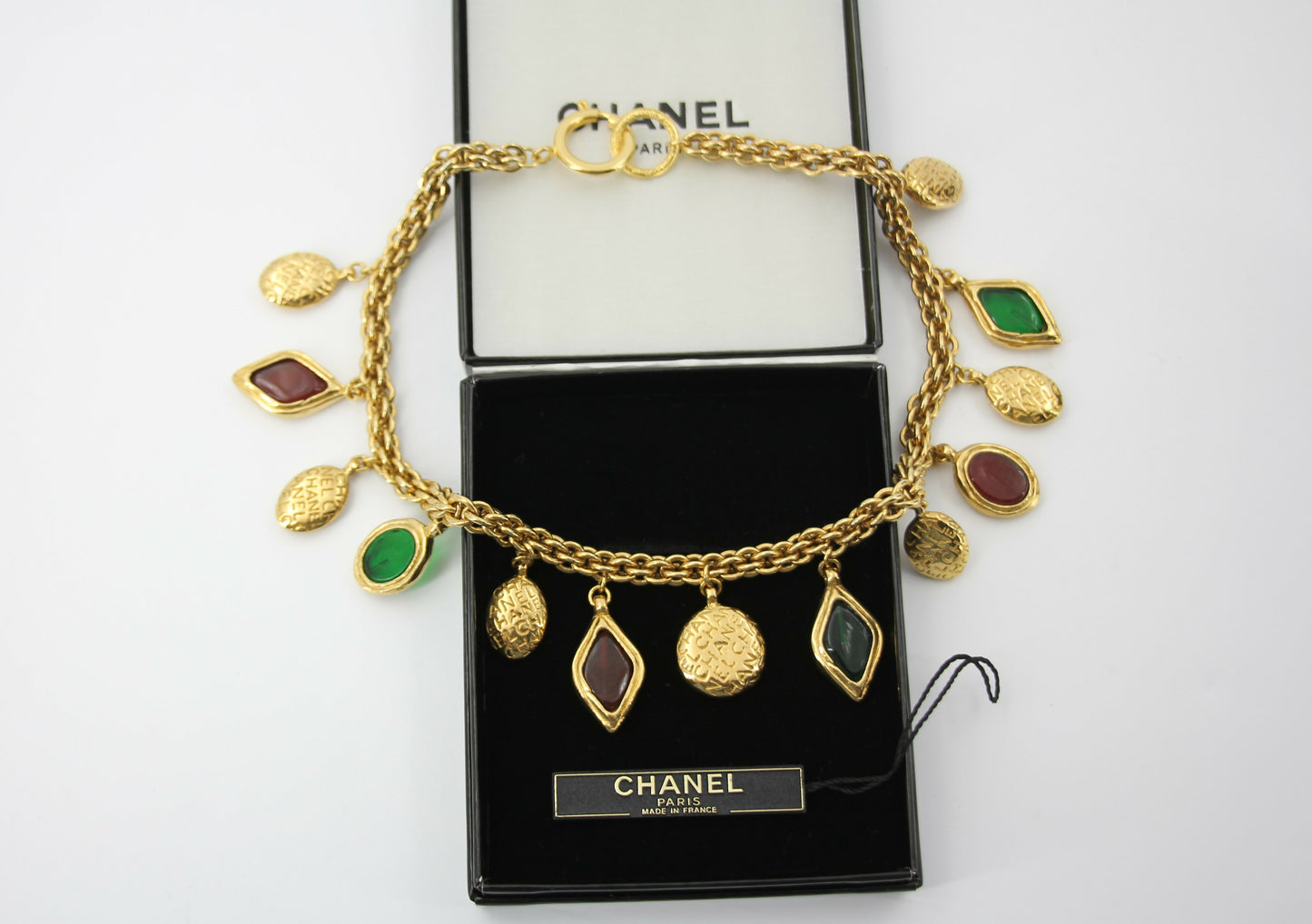 Chanel Vintage 71-80 Gripoix Red and Green Oval Gold-Plated Necklace