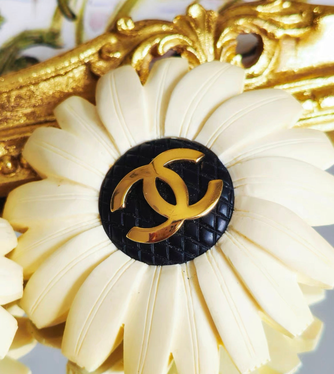 VINTAGE CHANEL80s rare sun flower black and gold logo large size ear clip