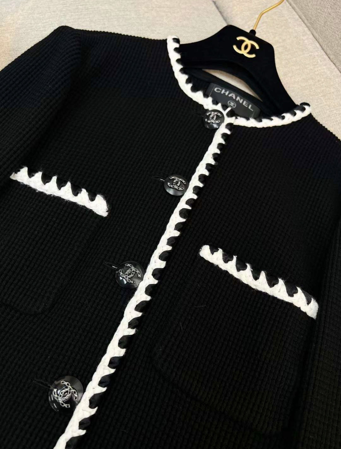Chanel 21C black & white waffle knit jacket size 38 – Wararni.com