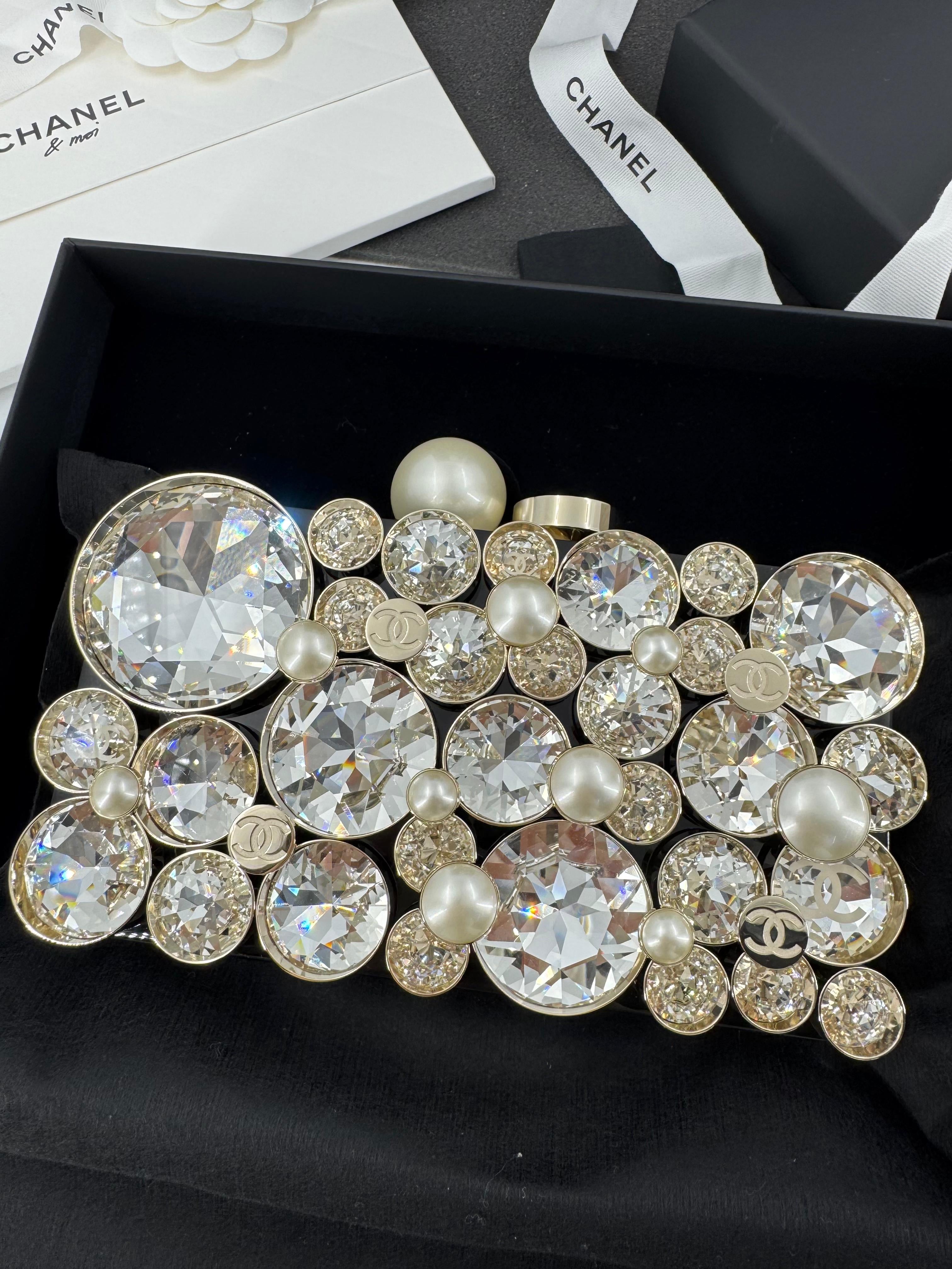 CHANEL ラウンドミラー型ブローチ Chanel Fall-Winter 2025/26 oversized rhinestones, pearls, and