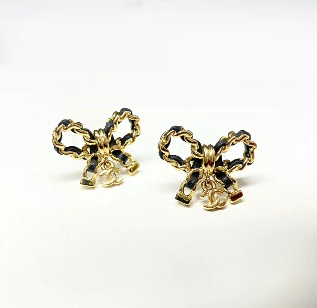 Chanel 25 bow leather chain double C earrings