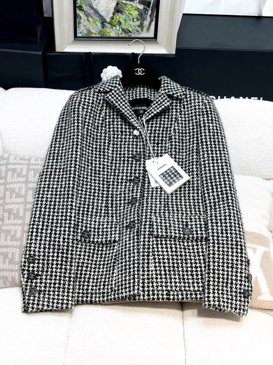 Chanel 22k black and white houndstooth tweed coat