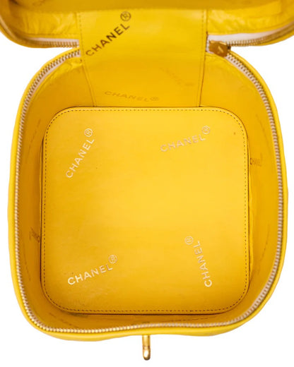 CHANEL 1995 VINTAGE "BARBIE" YELLOW PATENT HEART-MIRROR VANITY CASE BAG