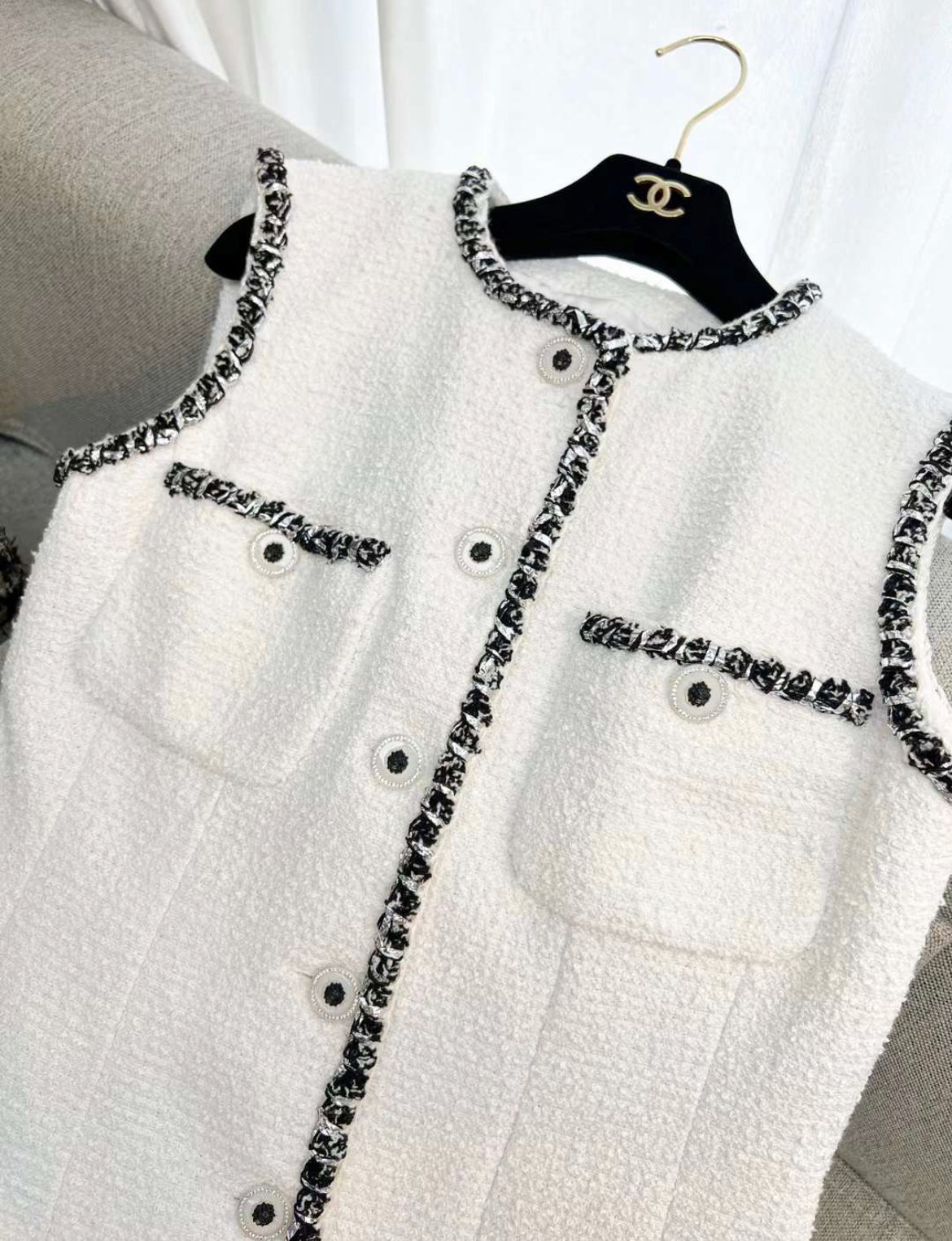 Chanel 22p white four-pocket tweed dress size 38 – Wararni.com