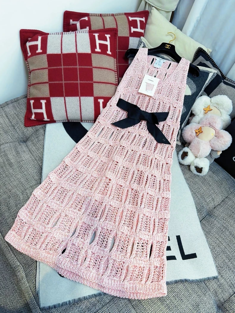 Chanel Spring/Summer 2025 dress in pink knit with black bow belt Chanel Spring/Summer 2025 dress in pink knit with black bow belt