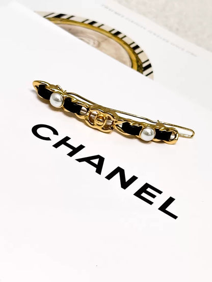 Chanel 21B black and gold leather chain hair clip