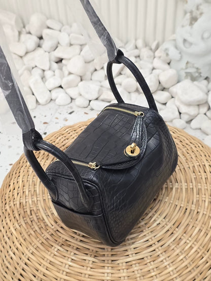 Hermès Mini Lindy black matte alligator leather Gold hardware