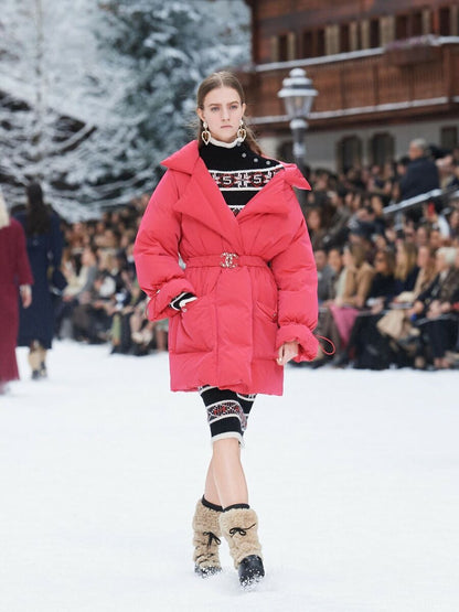 Chanel Fall/Winter 2019/2020 Puffer jacket in Red with belt size 34