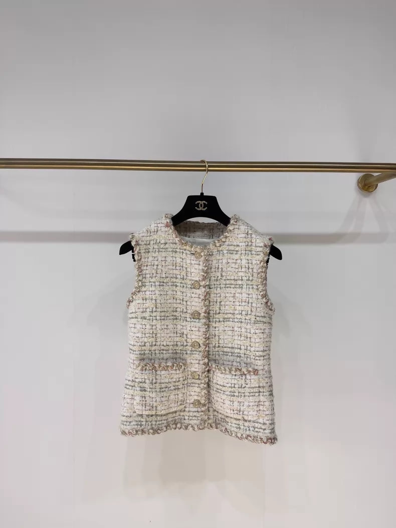 Chanel 25A beige tweed vest