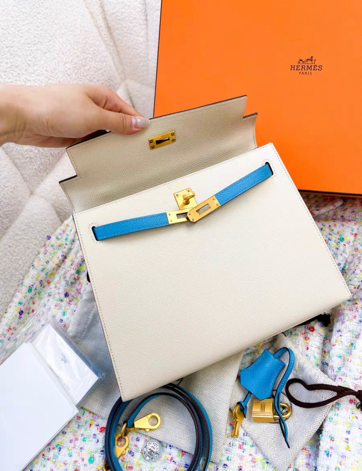 Hermès Special Order (HSS) Kelly Sellier 25 Craie and Bleu Aztec Chevre Brushed Gold Hardware