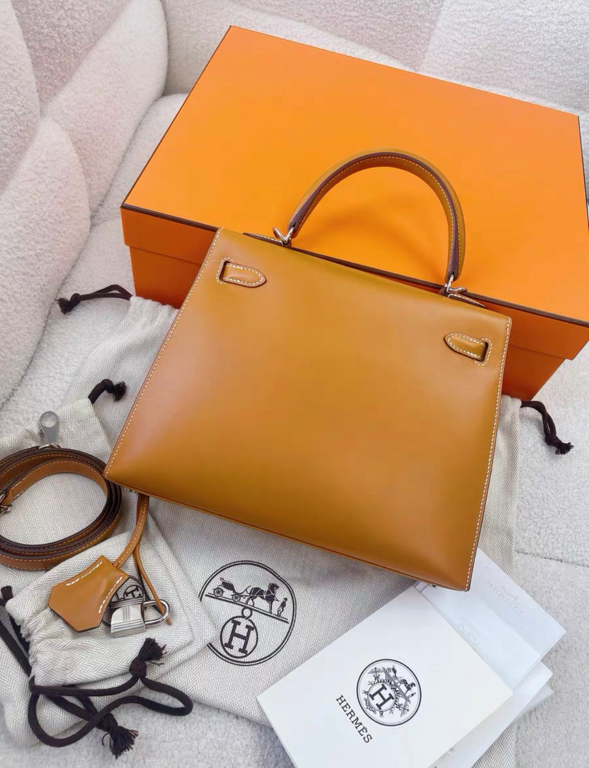 Hermès Kelly 25 BARENIA GOLD LEATHER SADDLER & WHITE STITCHING BAG