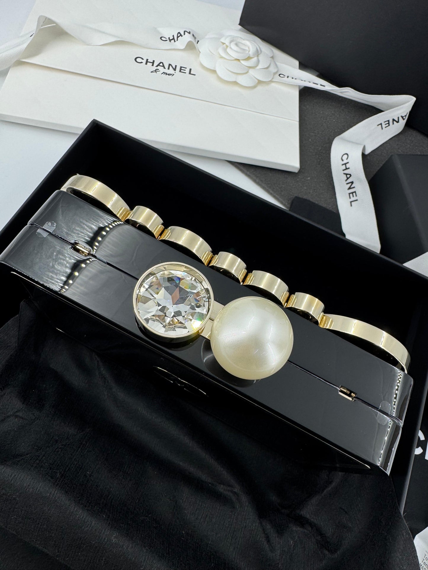 Chanel Fall-Winter 2025/26 oversized rhinestones, pearls, and double C jewels evening bag