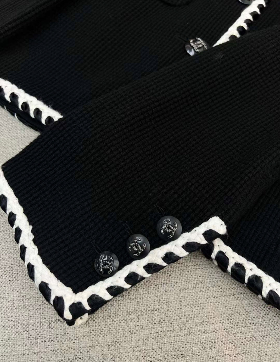 CHANEL 21C ラインストーンココマークボタン ワッフルダブルジャケット Chanel 21C black & white waffle knit jacket size 38 – Wararni.com