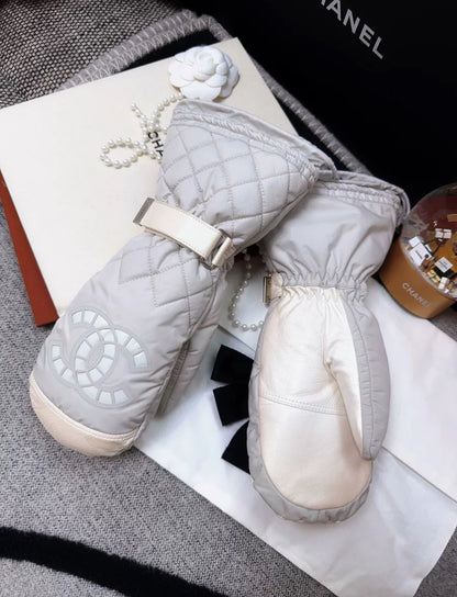 Chanel 21N ski gloves