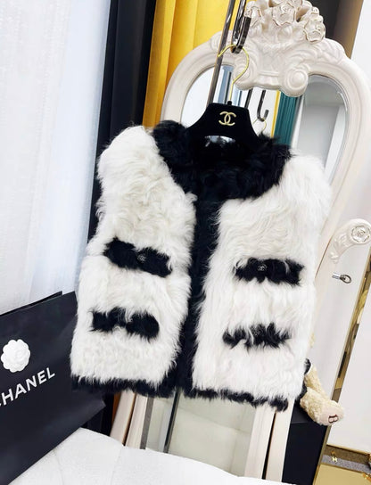 Chanel 21K black and white four-pocket fur vest size 36