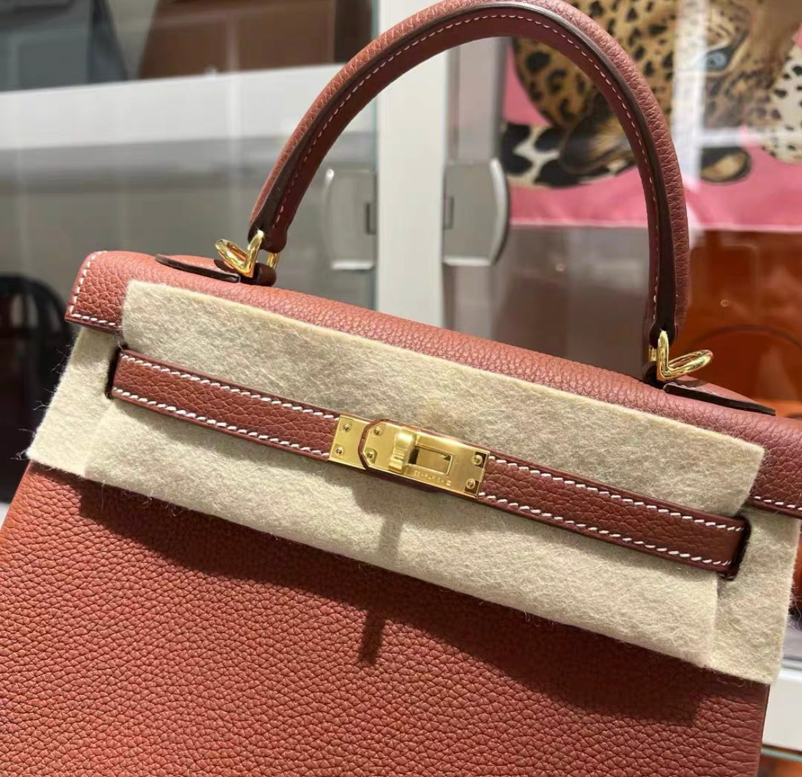 Hermès Kelly 25 Sienne Togo Gold Hardware with White stitching