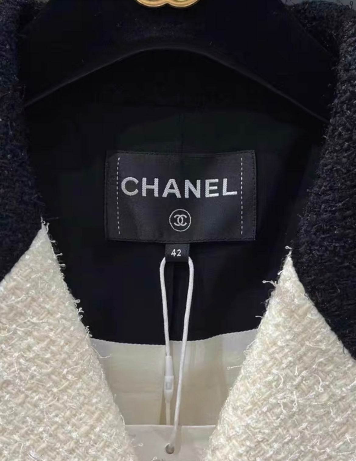 CHANEL 20A METIER D'ART BLACK ECRU TWEED JACKET SIZE 42