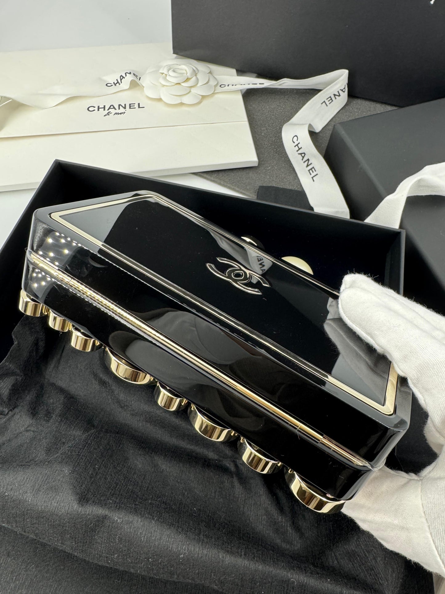 Chanel Fall-Winter 2025/26 oversized rhinestones, pearls, and double C jewels evening bag