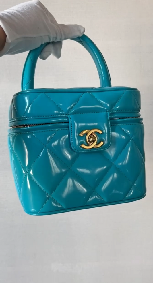 CHANEL 1995 VINTAGE "BARBIE" BLUE PATENT HEART-MIRROR VANITY CASE BAG