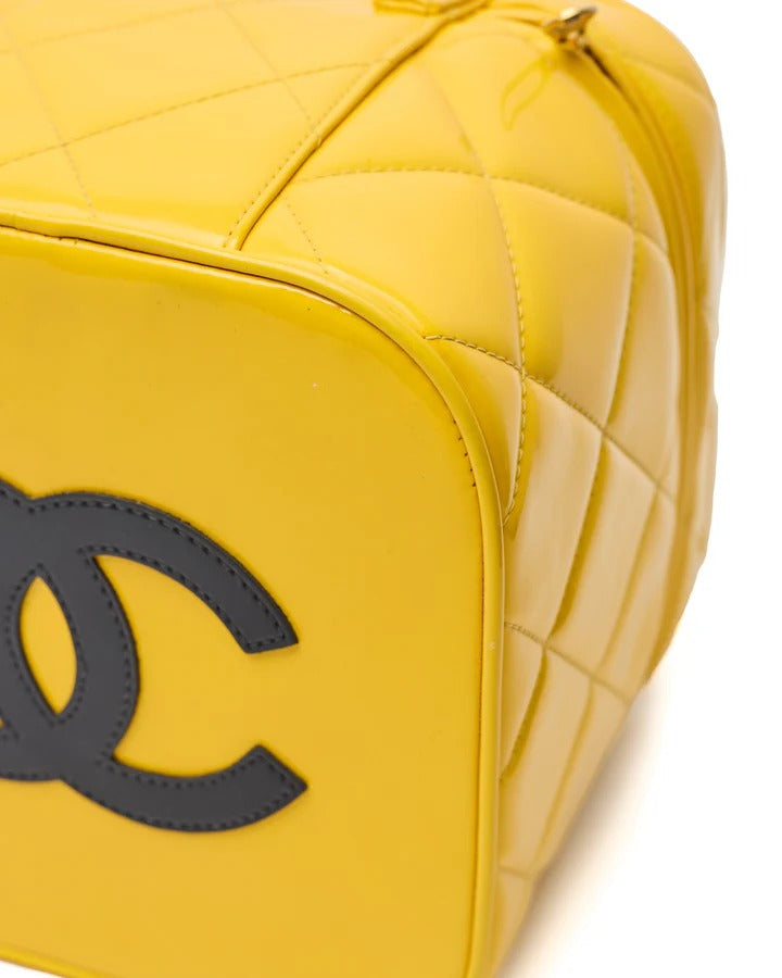 CHANEL 1995 VINTAGE "BARBIE" YELLOW PATENT HEART-MIRROR VANITY CASE BAG