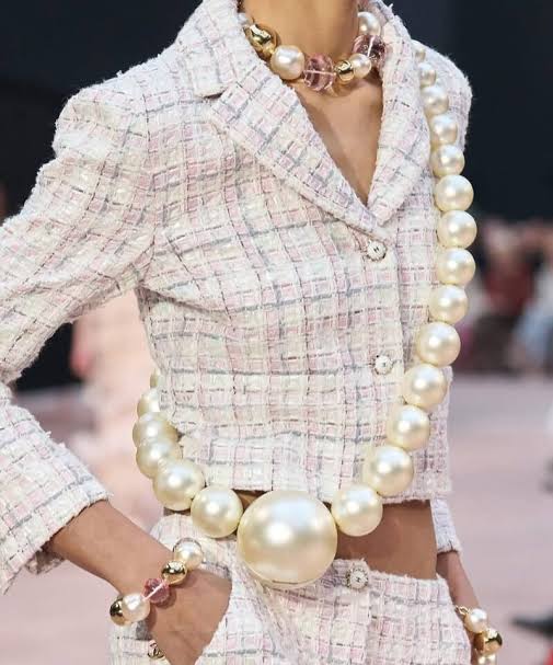 CHANEL FALL-WINTER 2025/26 PEARL NECKLACE MINAUDIERE – Wararni.com