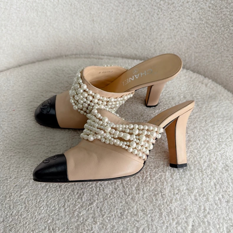 CHANEL pearl-print two-tone high heels