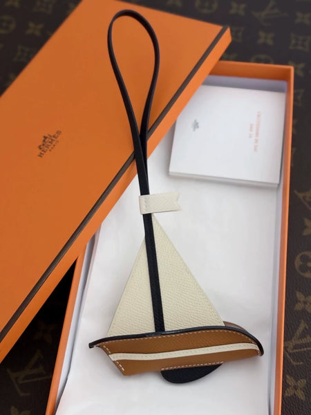 HERMES チャーム　sail24 Hermès Epsom Sail 24 Bag Charm Nata/Gold/Black Veau leather