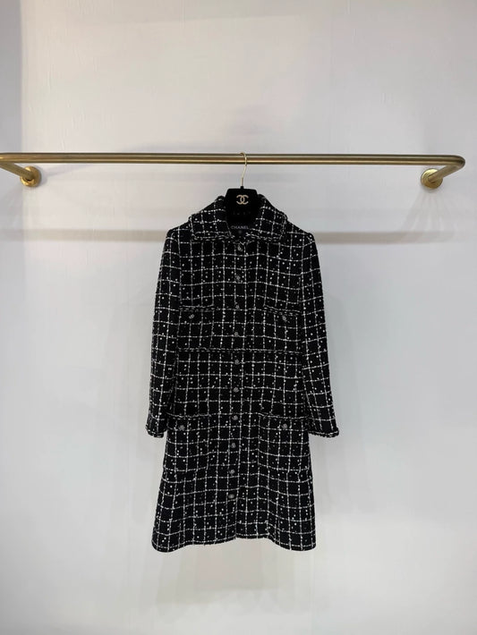 Chanel 23K coat with fine sequins in black and white