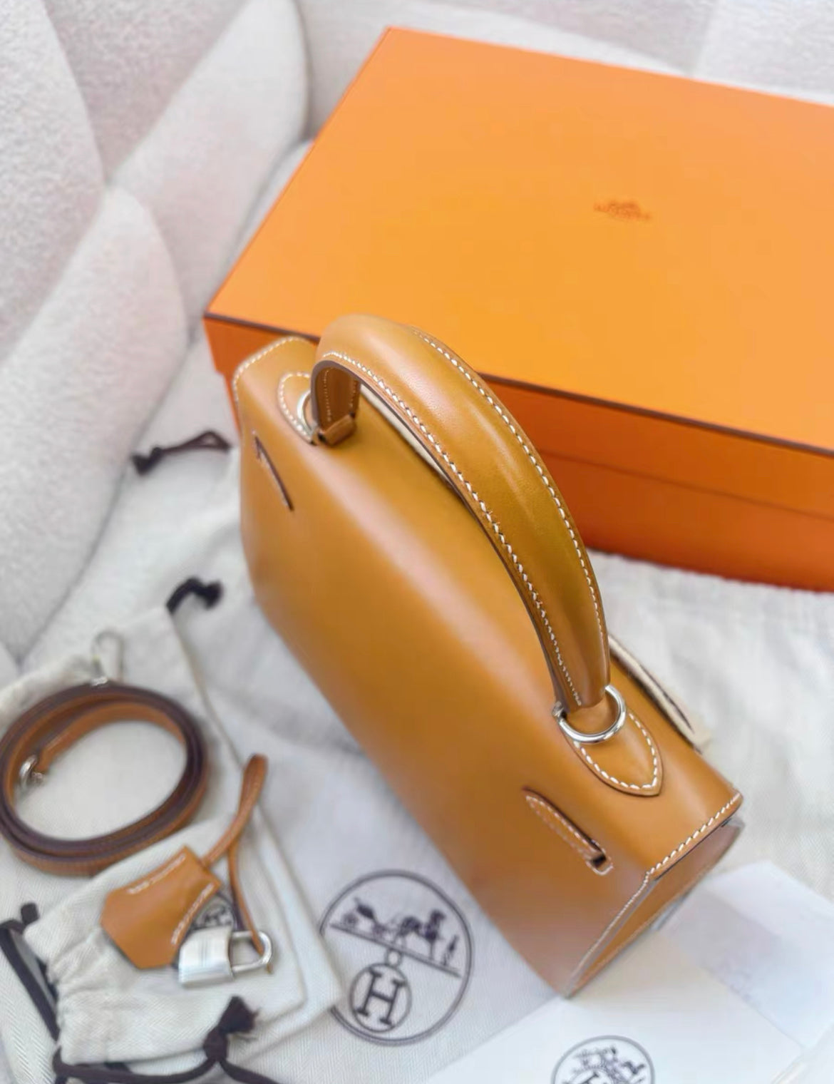 Hermès Kelly 25 BARENIA GOLD LEATHER SADDLER & WHITE STITCHING BAG