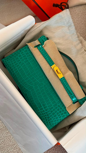Hermes Kelly Pochette Vert Jade Shiny Porosus Gold hardware