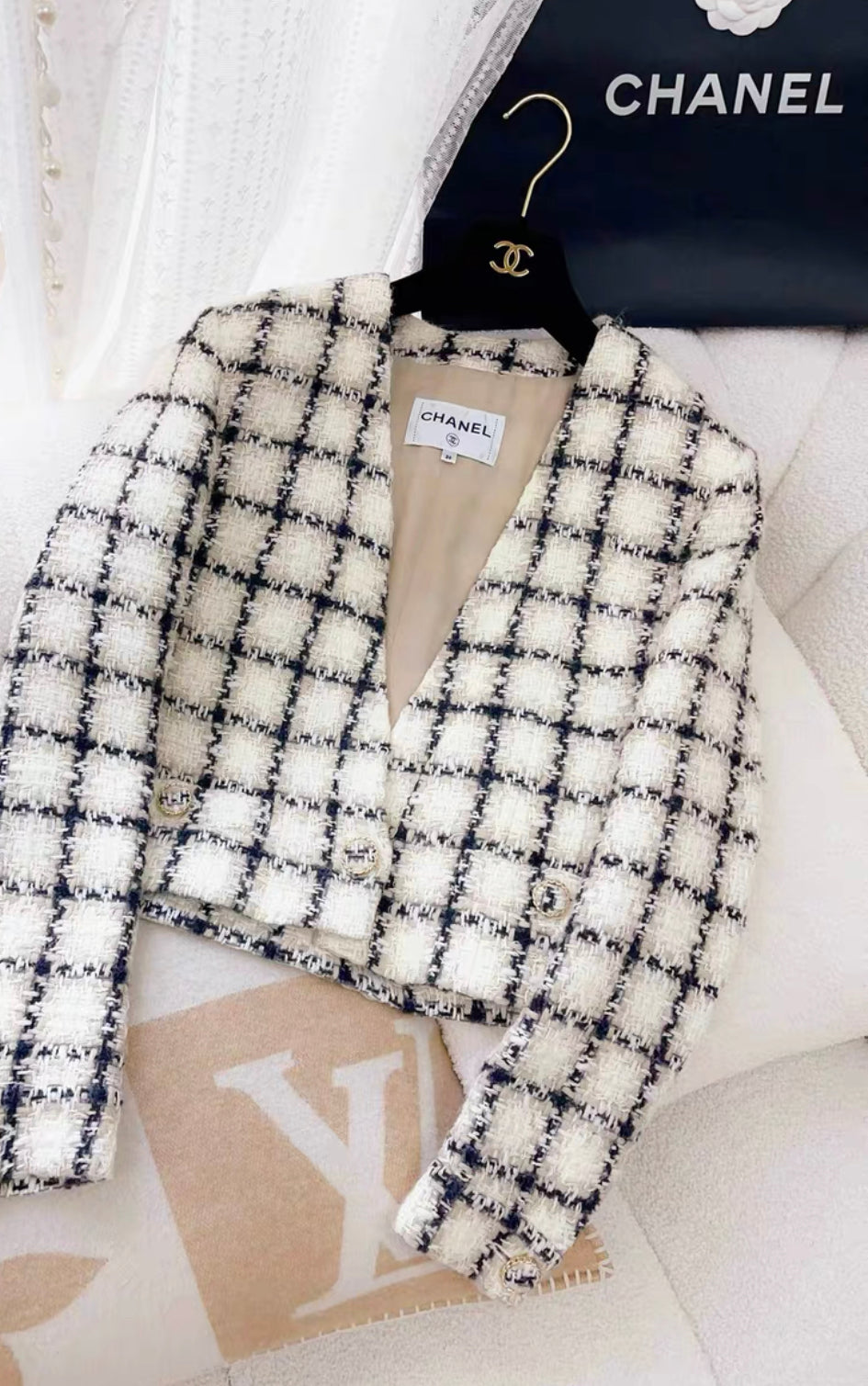 Chanel 19k black & white tweed jacket size 36