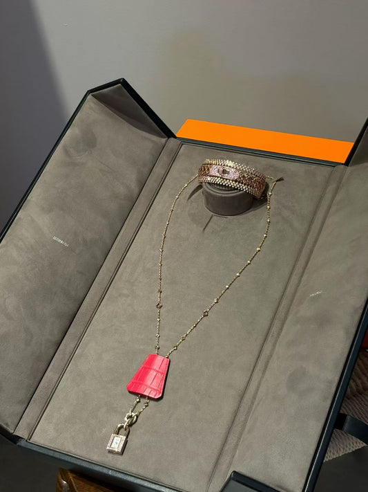 Hermès High Jewellery Kelly Joaillidre 
Bracelet/Watch/Necklace Rose gold Full Diamonds & Pink Sapphire crocodile Necklace