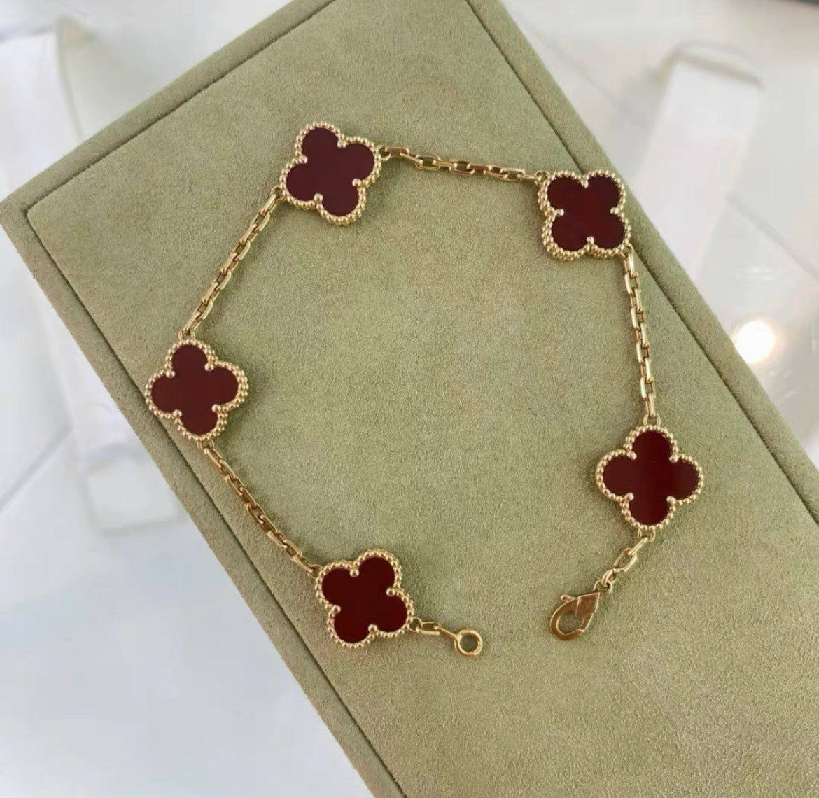 VCA Van Cleef & Arpels Vintage Alhambra bracelet, 5 motifs
18K yellow gold, Carnelian