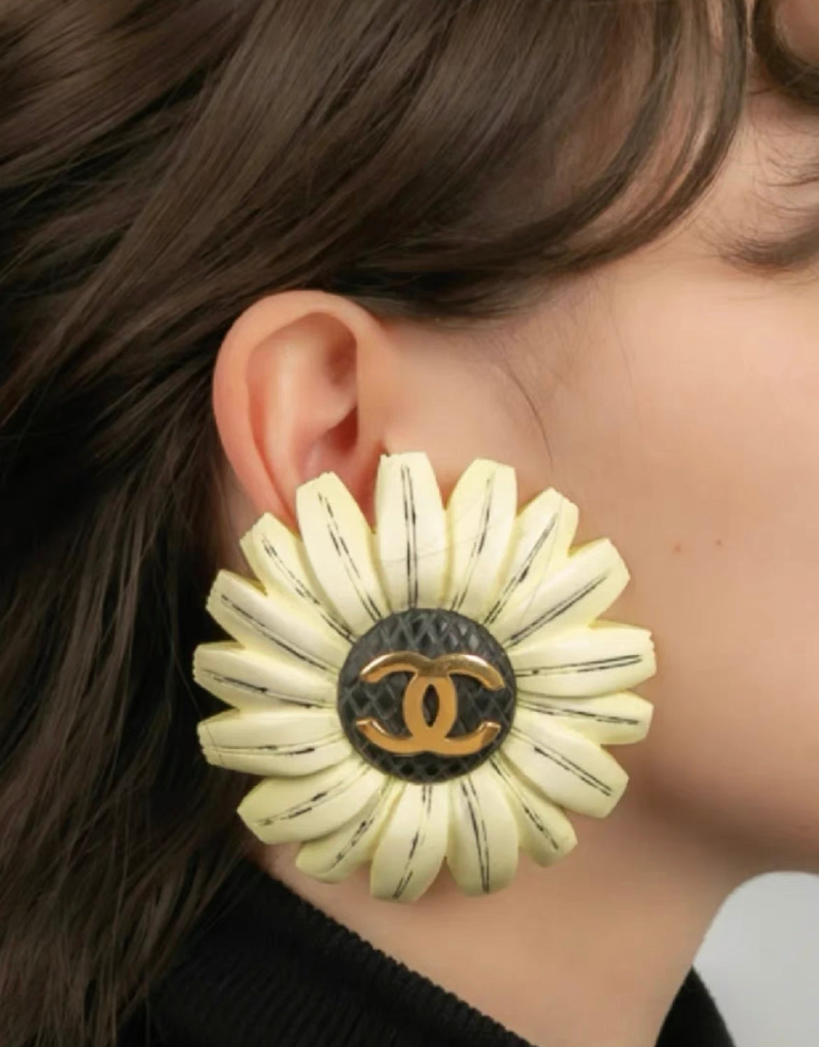 VINTAGE CHANEL80s rare sun flower black and gold logo large size ear clip