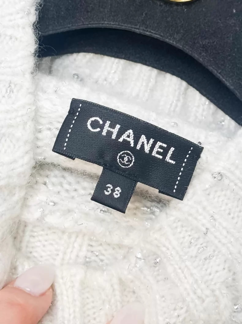 Chanel 21N black and white cashmere turtleneck sweater