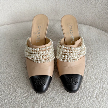 CHANEL pearl-print two-tone high heels