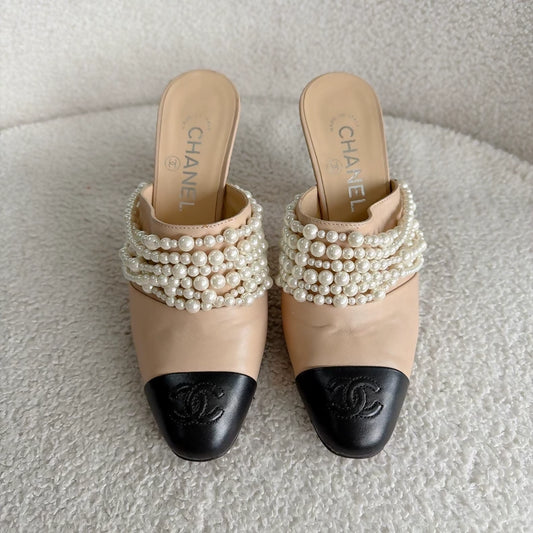 CHANEL pearl-print two-tone high heels
