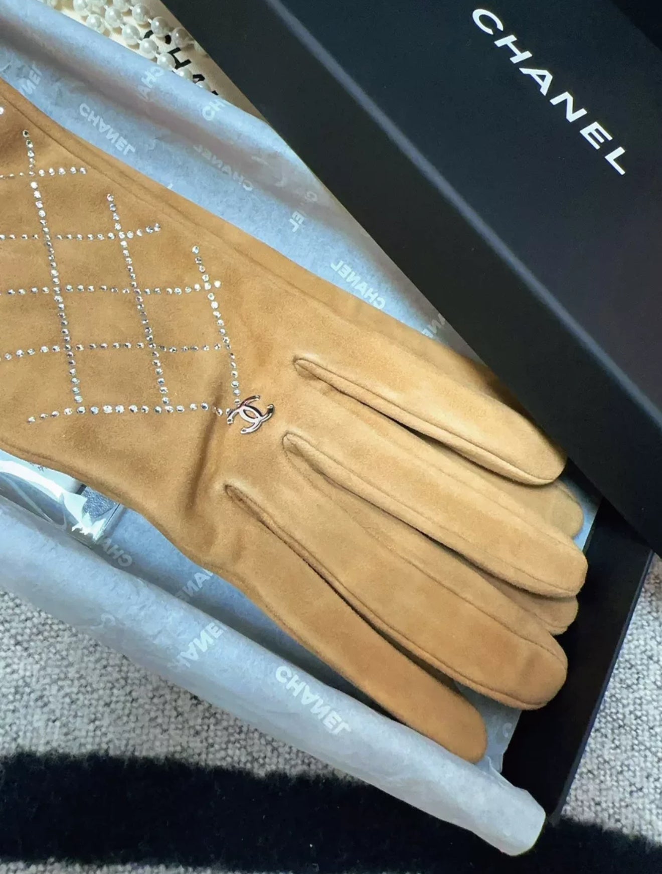 Chanel 19B Suede brown gloves