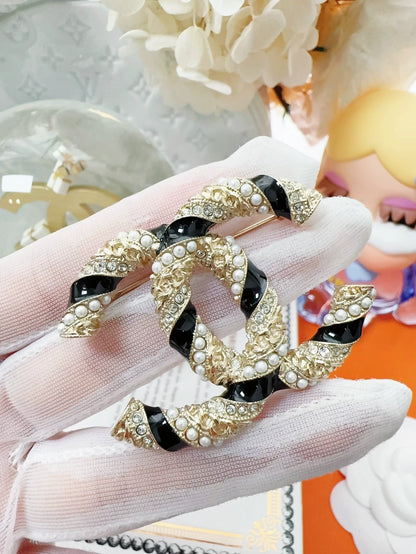 Chanel 21C double C brooch