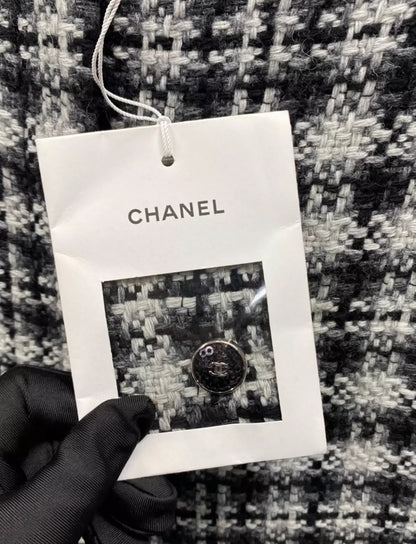 Chanel 21B Gray & Black Tweed Pants