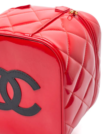 CHANEL 1995 VINTAGE "BARBIE" RED PATENT HEART-MIRROR VANITY CASE BAG