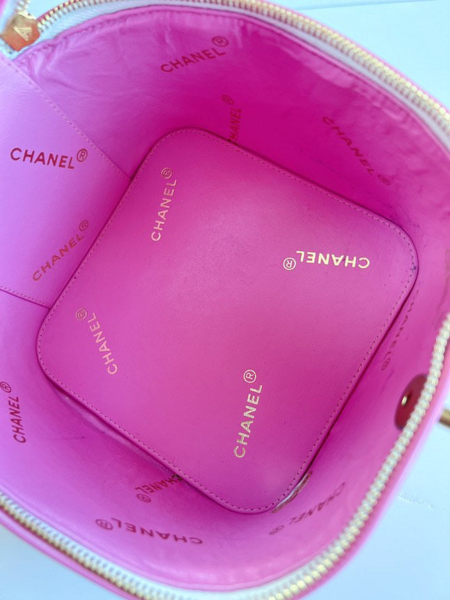 CHANEL 1995 Vintage "Barbie" Heart-Mirror Vanity Case Bag in pink