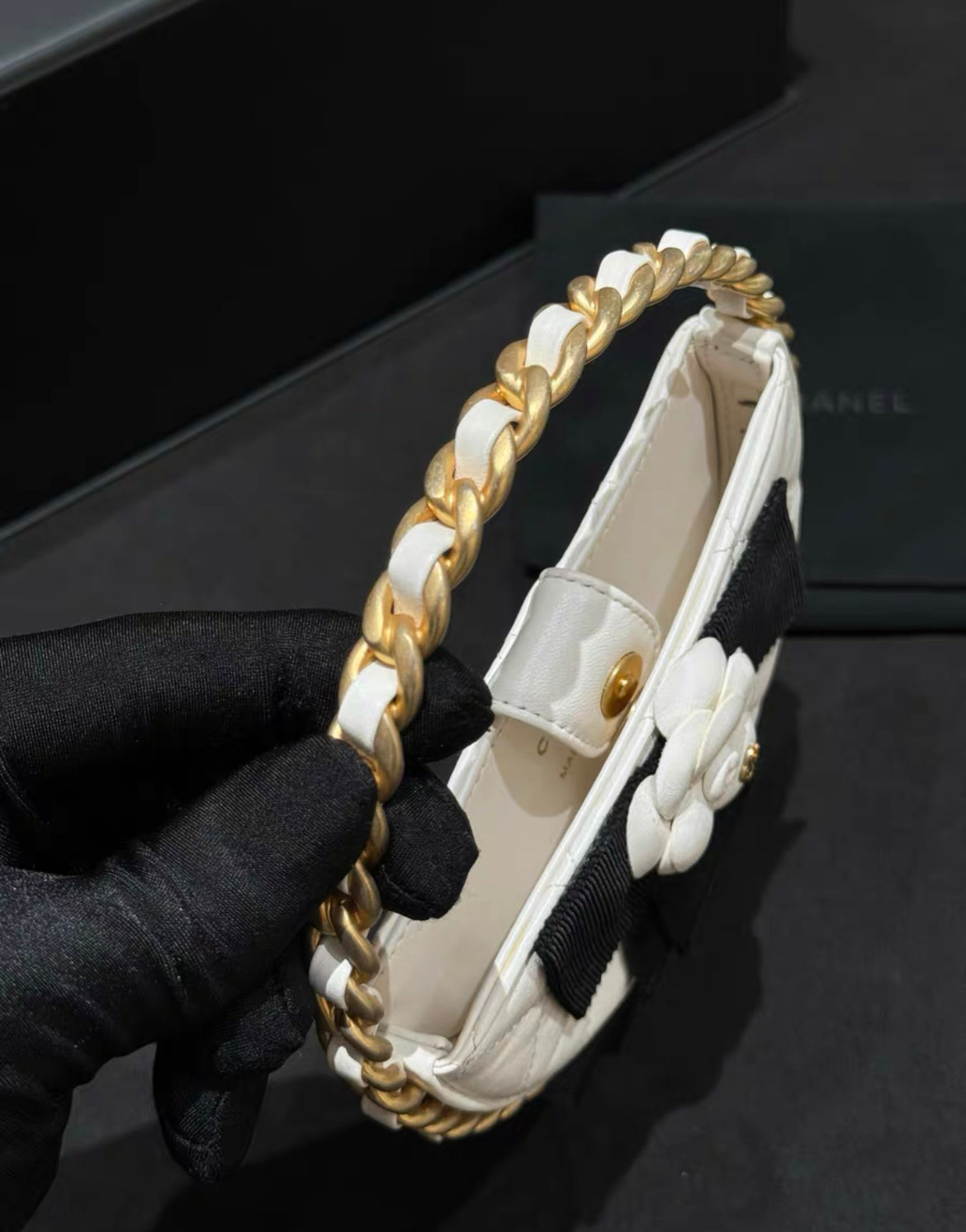 Chanel 23k Camellia Hula Hoop Bag White – Wararni.com