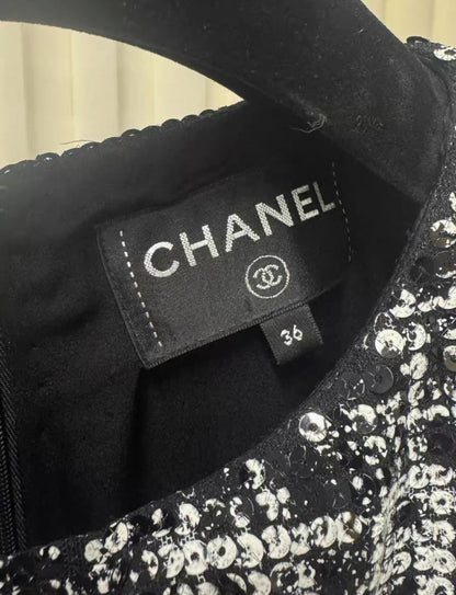 Chanel 19K Black and White Sequinned tweed Cape Dress F36
