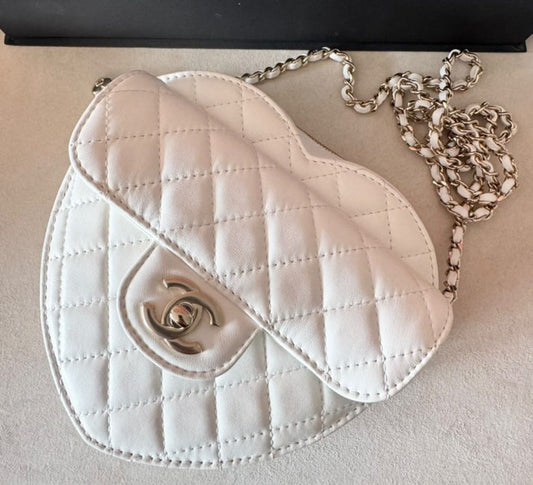 Chanel 22SS White Heart Bag Small size