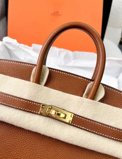 HERMÈS Birkin 25 handbag in Fauve Barenia Faubourg leather with Gold hardware