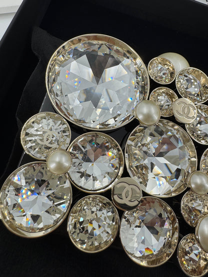 Chanel Fall-Winter 2025/26 oversized rhinestones, pearls, and double C jewels evening bag