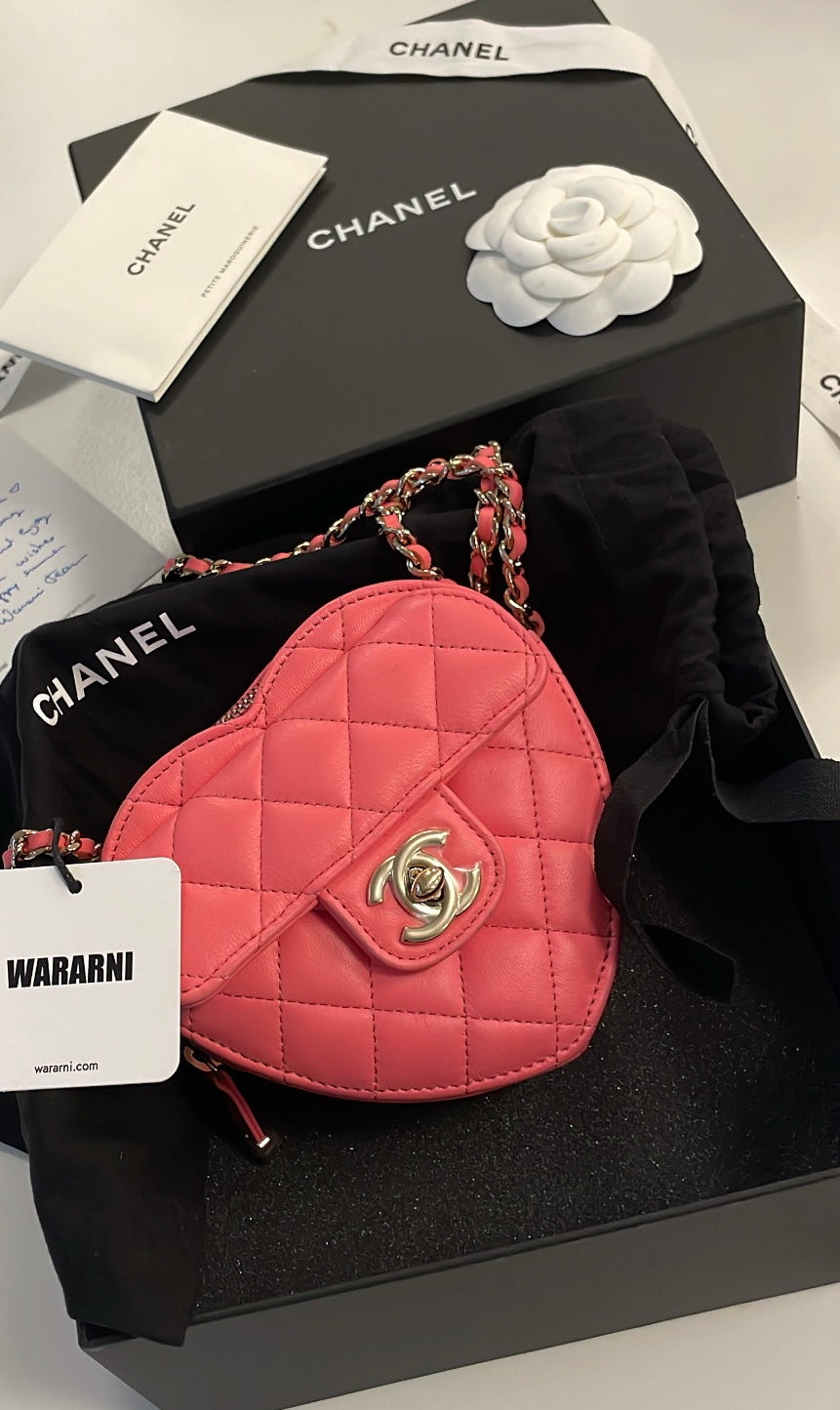 CHANEL Chanel 22S Pink Small heart bag - Small Crossbody Bag - Secondhand luxury from Wararni