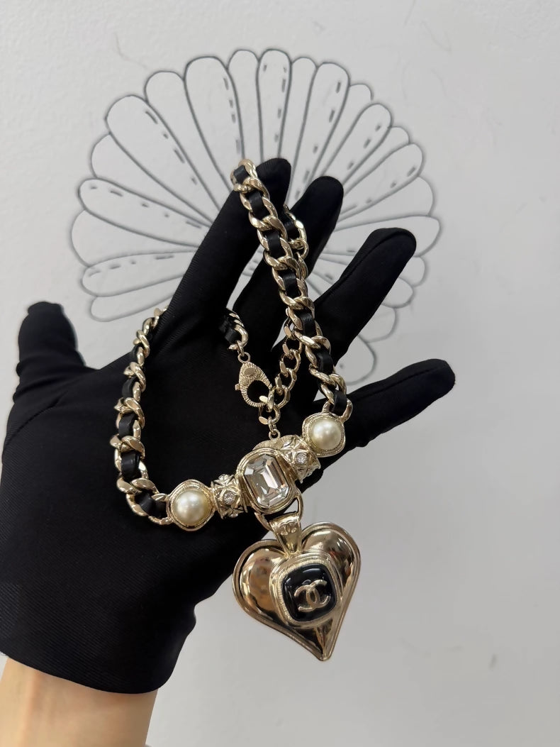 Chanel 21K fine pearl heart-shaped choker necklace